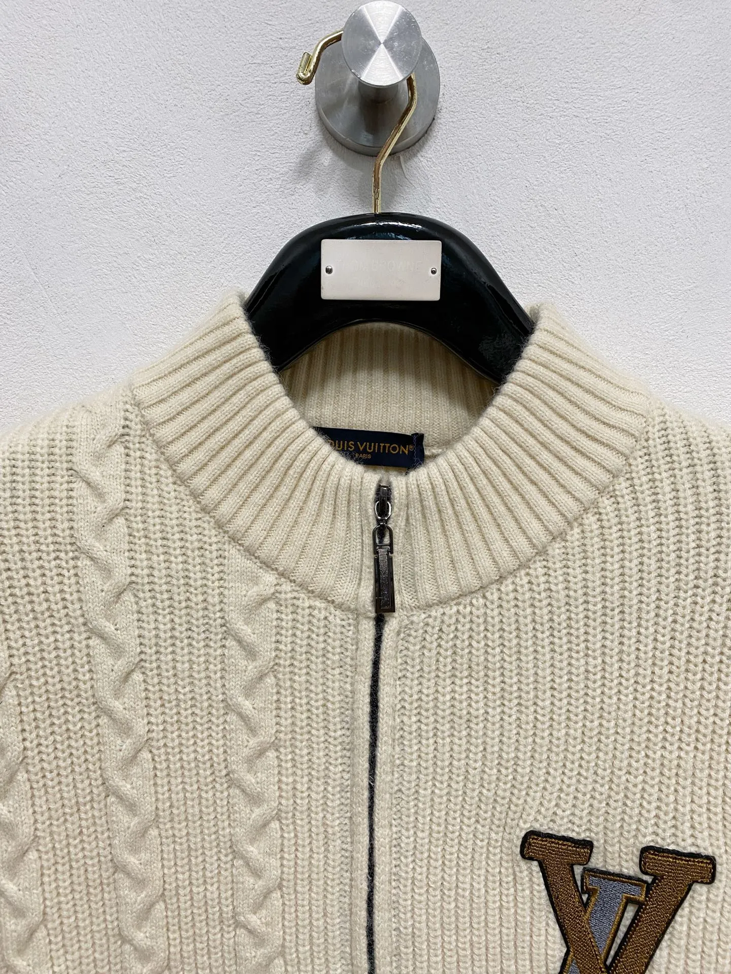 🅿️540 LV autumn and winter classic cardigan sweater, in full condition! ! ! Wool blended fabric, the latest model in 2025, golden ratio! ! Slim-fitting soft gold, versatile and practical item, the combination and practicality are extremely powerful, simple and elegant, and classy! To create your own style, it is highly recommended to buy it in two colors. The standard slim fit tailoring process is suitable for both young and old men. It is knitted from wool and will not cause any discomfort! While keeping warm, it is stylish, textured and wearable, and the classic logo with contrasting colors on the chest feels in place! ! Recommended for regular customers! ! Size M-3XL (maximum wear: 190 pounds)